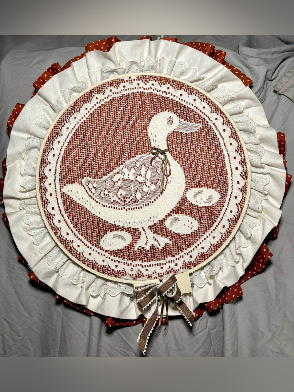 VTG Duck Lace Hoop Wall Hanging in Cream and Rust